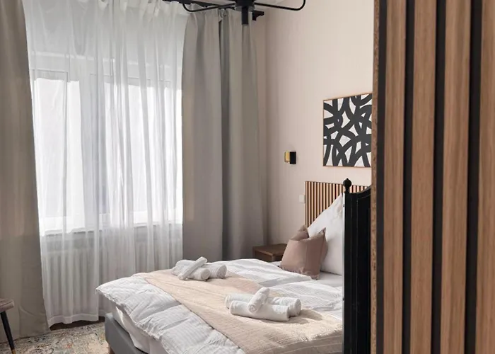 Geraeumiges 3 Raum-city-apartment -ost-2- דירה