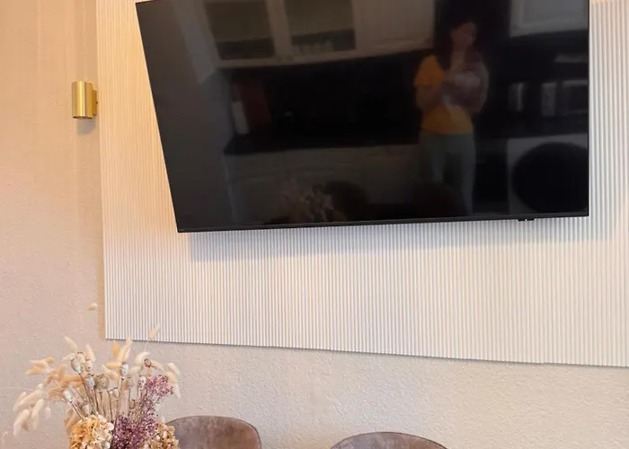 Geraeumiges 3 Raum-city-apartment -ost-2- דירה